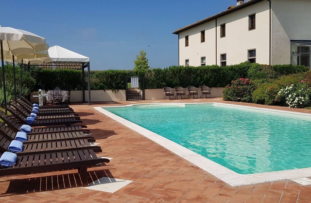 Stunning private villa with sauna, A/C, private pool, hot tub, WIFI, TV, patio, close to Cortona