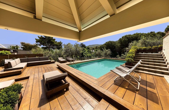 Stunning private villa with private pool, sauna, hot tub, A/C, WIFI, TV, patio, close to Sorrento