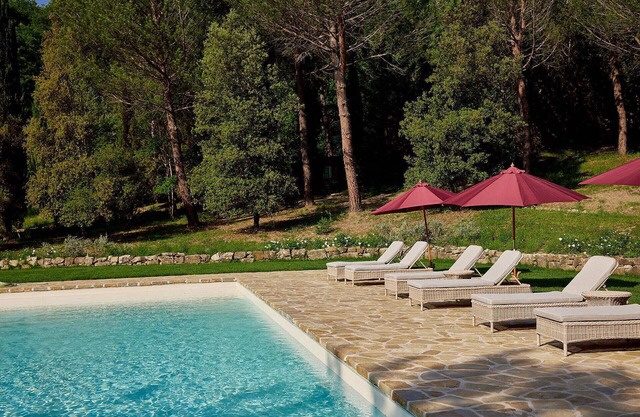 Stunning private villa for 14 people with WIFI, A/C, private pool and TV, close to Greve In Chia.