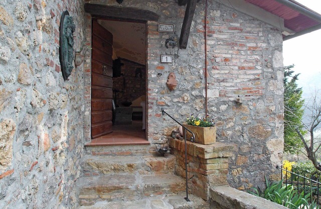 Stunning private villa for 6 guests with private pool, WIFI, TV, patio and pets allowed