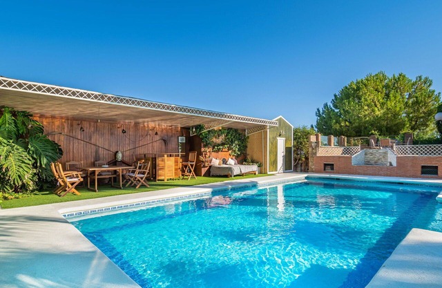 Stunning private villa with hot tub, A/C, private pool, WIFI, TV, patio and pets allowed