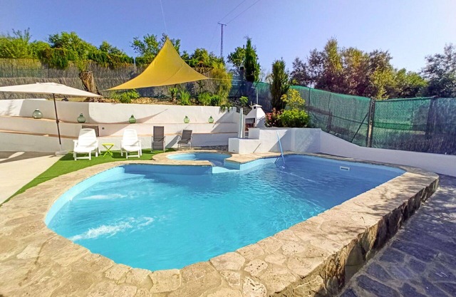 Stunning private villa with WIFI, A/C, private pool, hot tub, TV, terrace and pets allowed