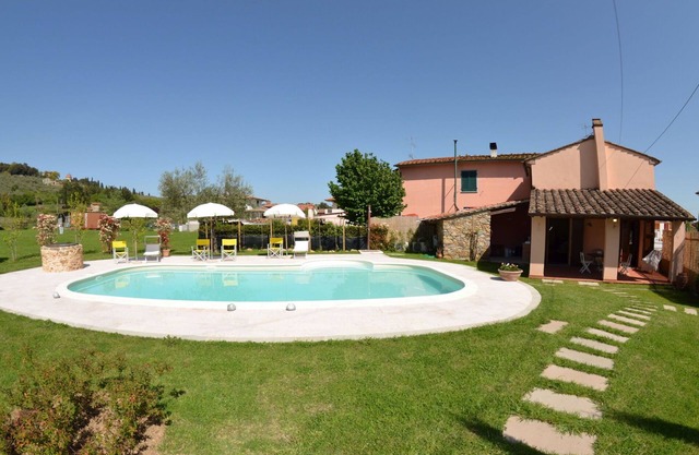 Stunning private villa with WIFI, A/C, private pool, veranda and pets allowed, close to Lucca