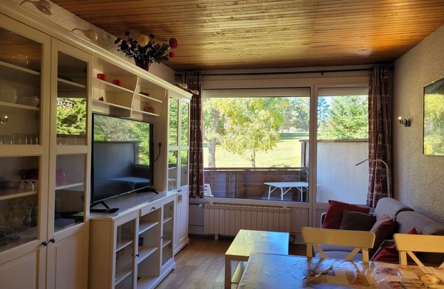Stunning Renovated Apartment, 2 Large Bedrooms, Balconies Overlooking Slopes, Near Shops in Pra Loup