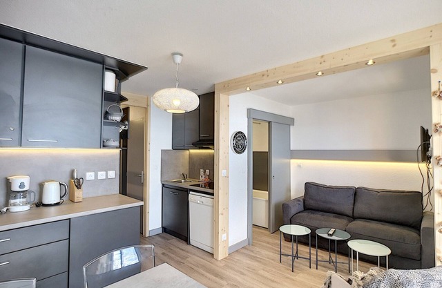 Stunning Renovated 2-Room Apartment, Ski-In/Ski-Out, Sleeps 5, Free WiFi