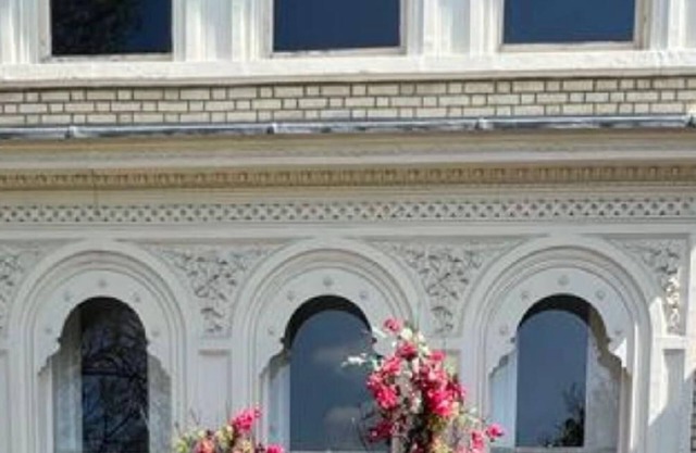 Stunning spacious flat sleeps 3, short bus or train ride to London. Parking, patio, garden setting.