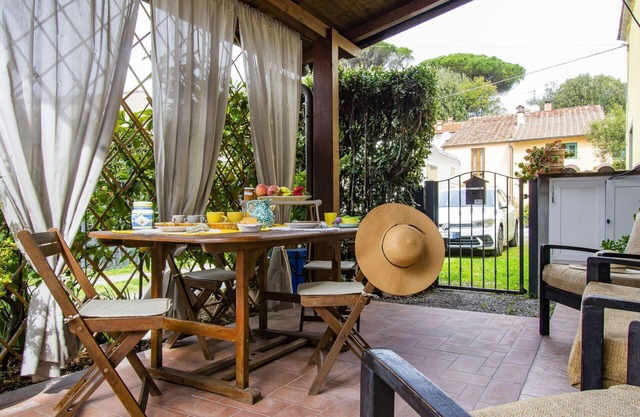 Stunning villa for 6 guests with WIFI, A/C, TV, patio and pets allowed