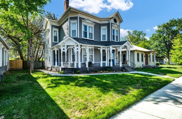Stunning Victorian Home - prime location minutes from Louisville