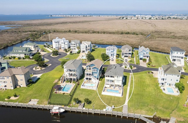 Stunning Views! 5 bed 5.5 bath w/rec room & pool! Great location~Roanoke Island