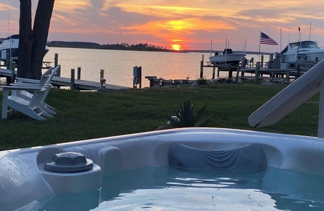 Stunning views and Sunsets from this waterfront property -Kent Island area