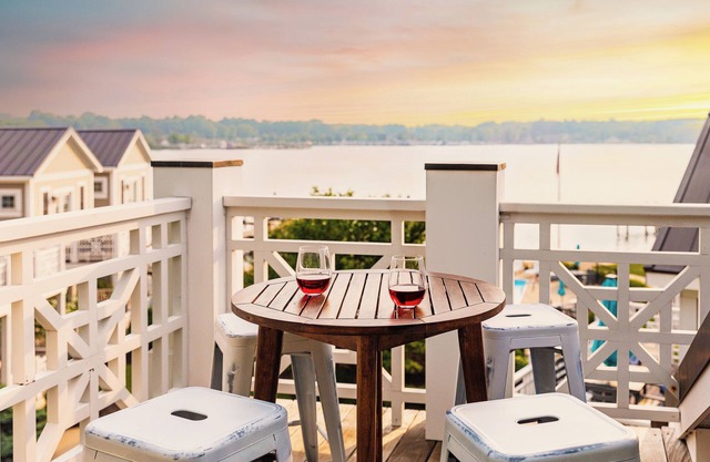 Stunning Views from Rooftop Balcony, Lakefront, Pool Access, Walk to downtown