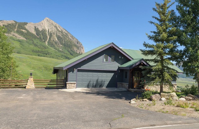 Stunning Views In Our Comfortable Mountain Home