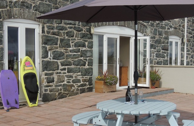 Stunning views of Cardigan Bay, quiet location, dogs welcome on a farm