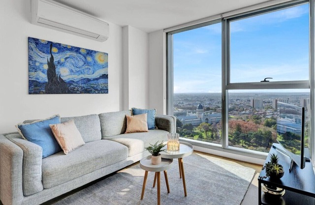 Stunning Views - Spacious CBD Sky Escape