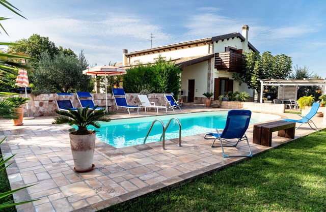 Stunning villa for 5 guests with pool, WIFI, A/C, TV and patio