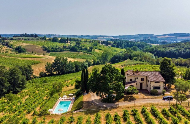 Stunning villa for 16 guests with WIFI, private pool, TV, patio, pets allowed and panoramic view