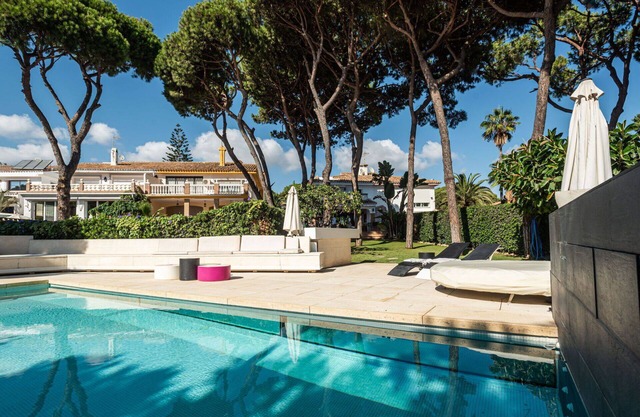 Stunning villa for 10 guests with A/C, WIFI, private pool and patio