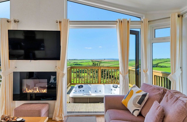 Stunning villa for 6 guests with pool, hot tub, WIFI, terrace and pets allowed