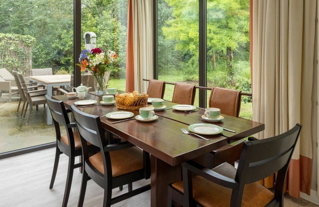 Stunning villa for 6 guests with hot tub, pool, WIFI, TV, terrace and parking