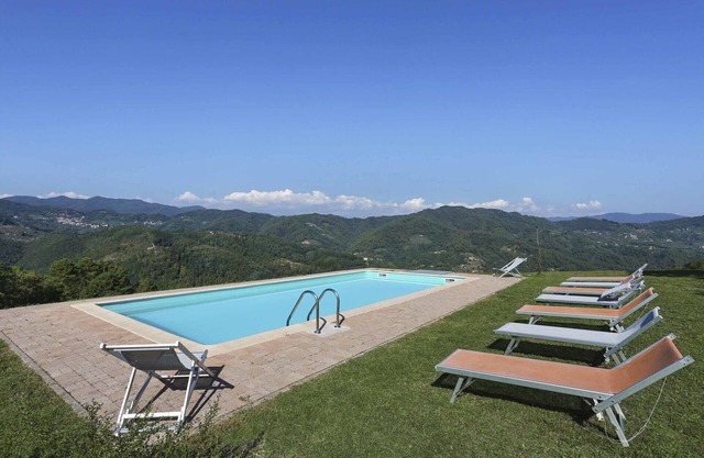 Stunning villa for 8 guests with WIFI, private pool, TV, veranda and panoramic view, close to L.