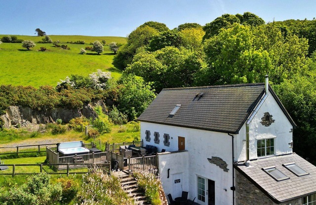 Stunning villa for 7 guests with WIFI, hot tub and terrace
