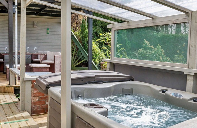 Stunning villa for 2 people with hot tub, WIFI, TV and terrace