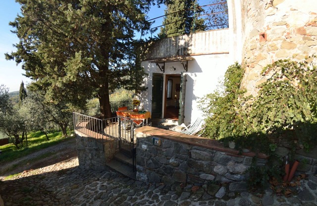 Stunning villa for 4 people with TV, terrace and pets allowed, close to Lucca