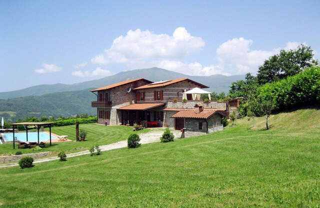 Stunning villa for 8 guests with private pool, WIFI, TV and patio