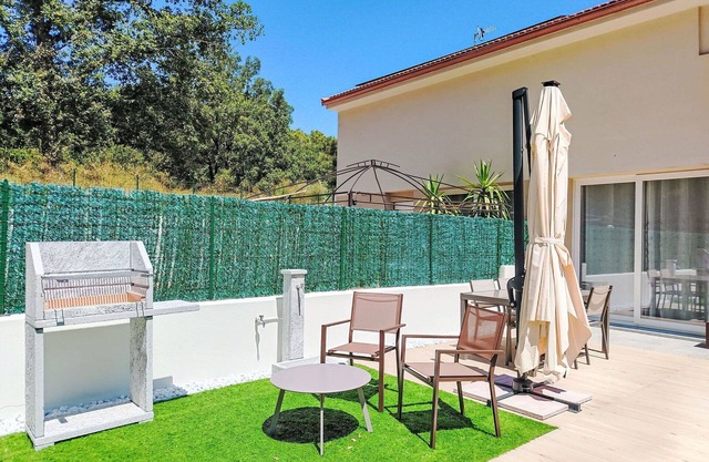Stunning villa for 4 guests with WIFI, A/C, TV, patio and pets allowed