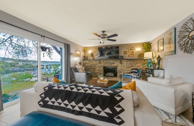 Stunning waterfront views, Walking distance to many restaurants