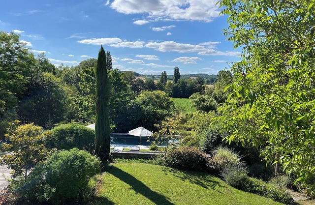 Stunningly stylish family venue with huge Iiving space, pool & outdoor kitchen