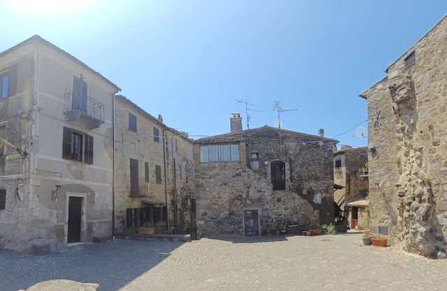 Style and functionality, for a unique stay in the medieval district of Bolsena.