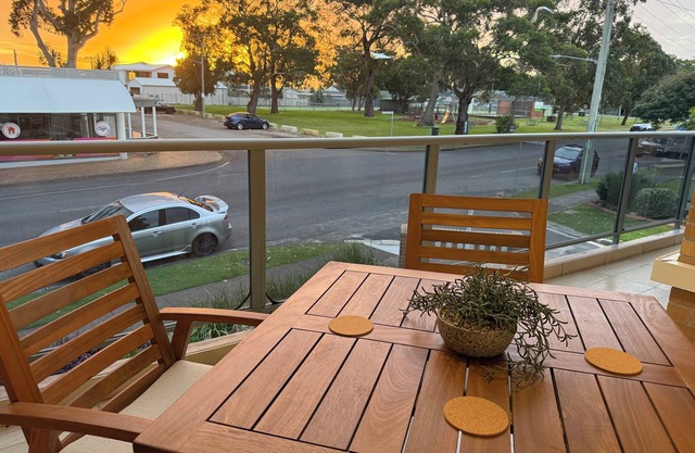 Stylish 2-bed coastal apartment near beach & marina – perfect for relax or work.