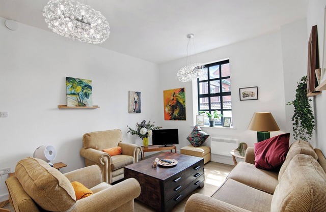 Stylish 2-bed flat in central Norwich with original artwork by a local artist. Bright, spacious, and fully equipped with two bathrooms.