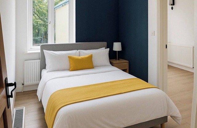 Stylish 2 Bed House - Sleeps 6, Pool Table, Near Station, Contractor Friendly