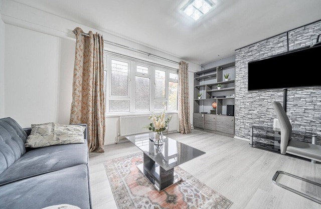 Stylish 2-bedroom flat with fast links to Canary Wharf & the City