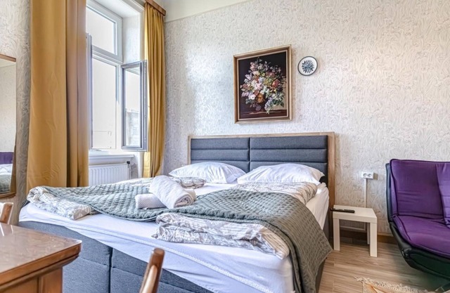 Stylish 2BR Apt – Garden & Contemporary Amenitie