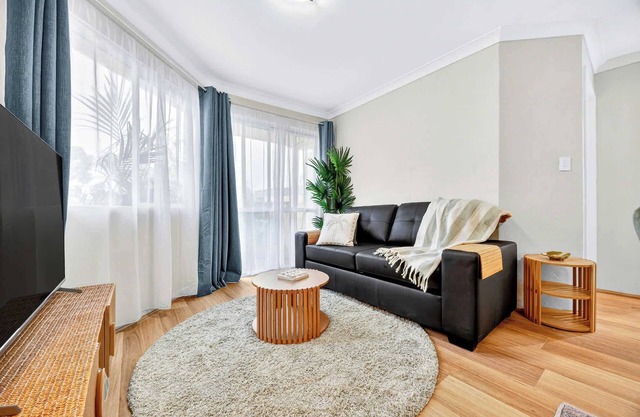 Stylish 2BR Fremantle Apartment with Pool Access