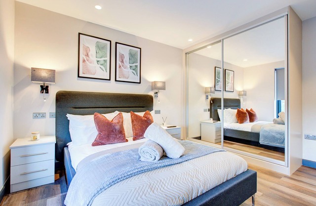 Stylish 2BR Penthouse | London Views & Privacy