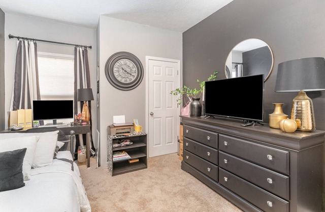 Stylish 2BR Townhome w Garage Patio Perfect for Stays or Assignments