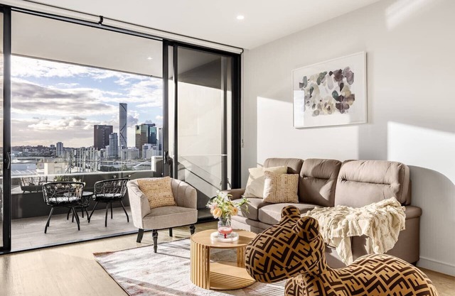 Stylish 2BR Unit w/Pool & Gym in South Brisbane