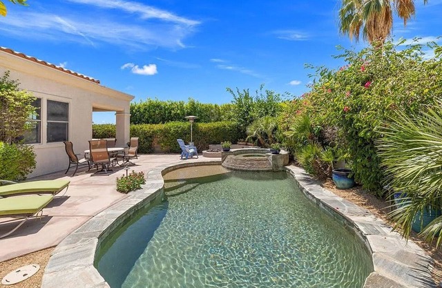 Stylish 2BR w Spa Patio