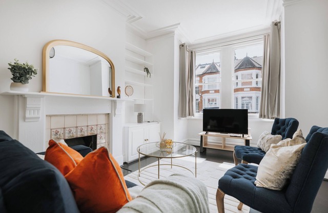 Stylish 3 Bdr London Hideaway in Chiswick w/Wifi & 2 living rooms.
