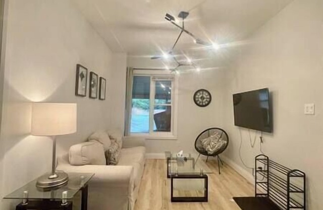 Stylish 3-bdrm suite w free Parking