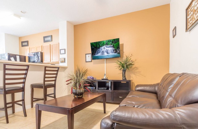 Stylish 3 bed townhouse located in Crestwnyd Bay, just minutes from Disney World