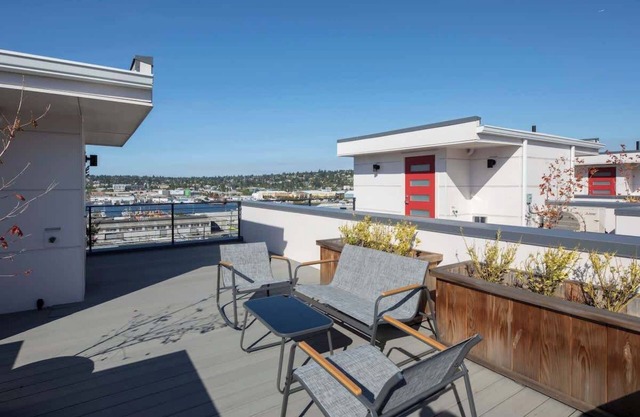 Stylish 3b2.5b Brand New TH Rooftop & Lake Views