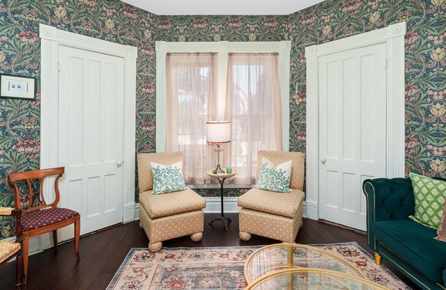 Stylish 3BR Apt | River Views Screen Porch Firepit