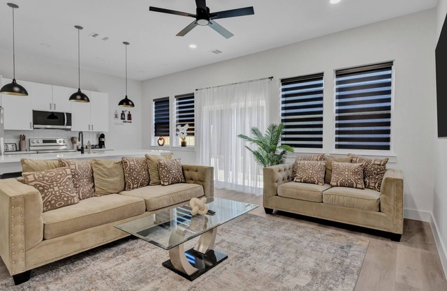Stylish 3BR Dallas Townhouse Rooftop Backyard Garage
