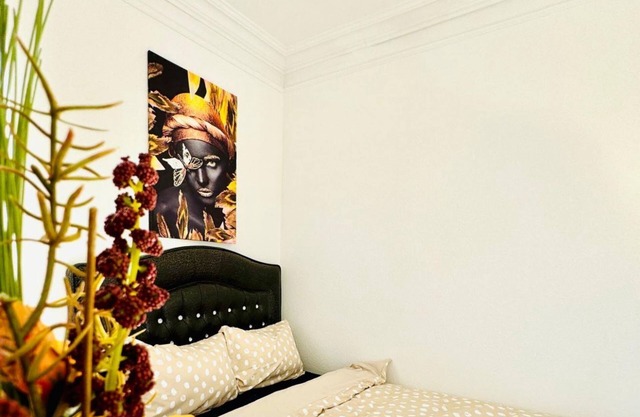 Stylish 3P Room in Centrally Located Apartment