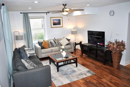 Stylish 4-Bedroom Full House. Plenty of Parking!